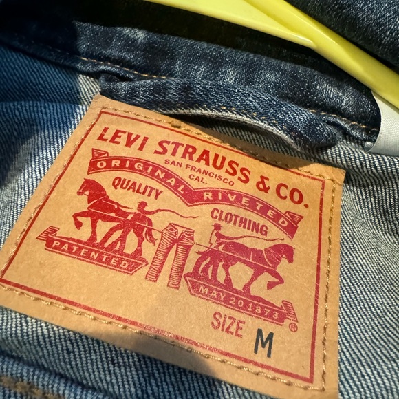 Levi women’s denim jacket medium - Picture 2 of 2
